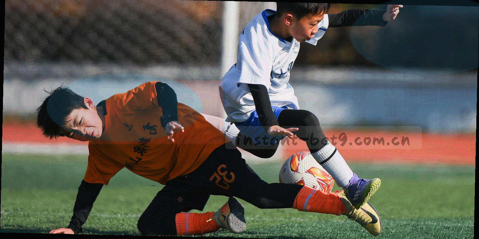 夜空下的金色城市天际线